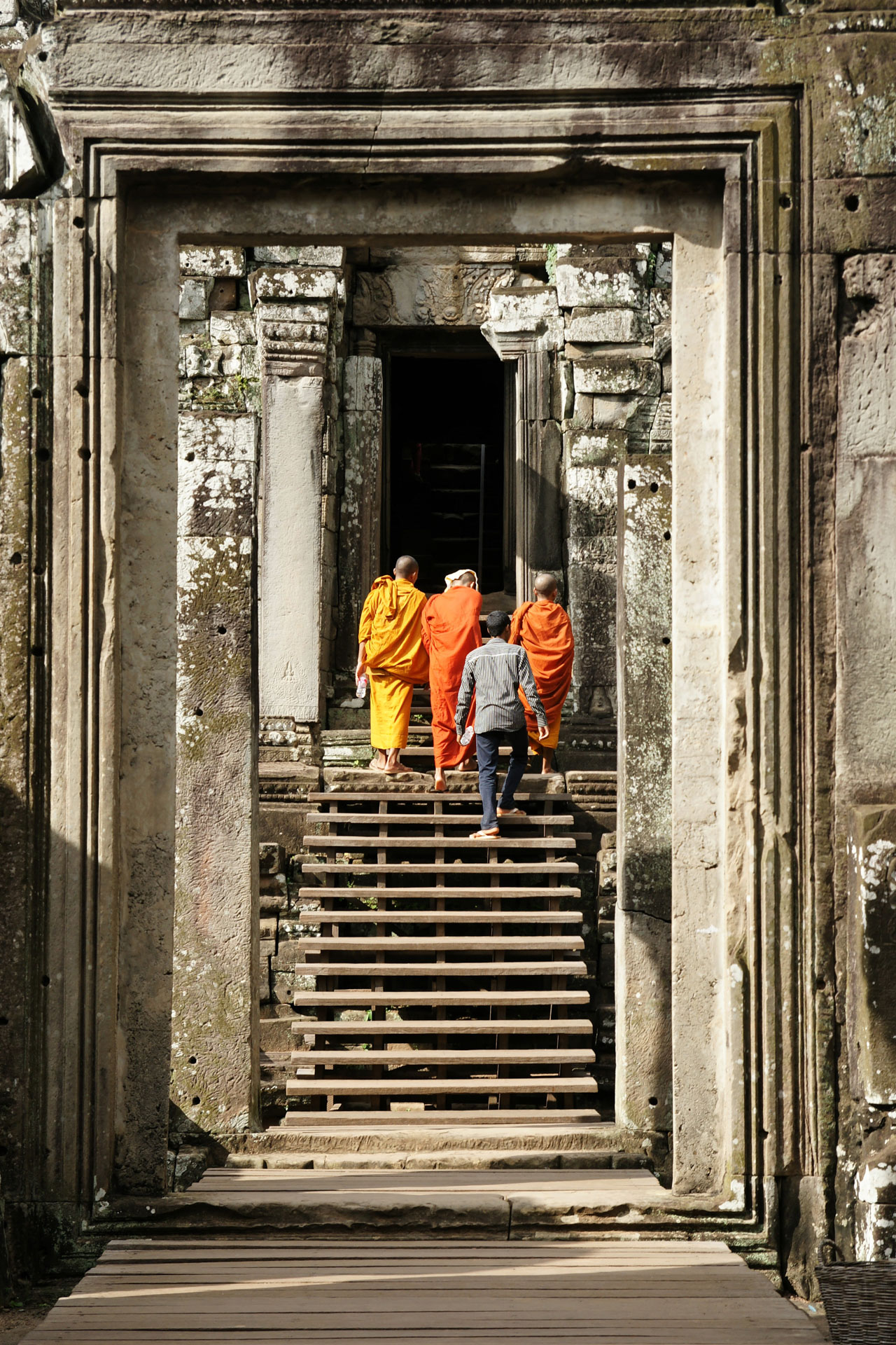 Angkor Thom ist die Königsstadt, die vom buddhistischen Khmer-König im späten 12. und frühen 13. Jahrhundert nach der Eroberung und Zerstörung von Angkor durch die Chams erbaut wurde. Derr Name Angkor Thom bedeutet "die große Stadt".